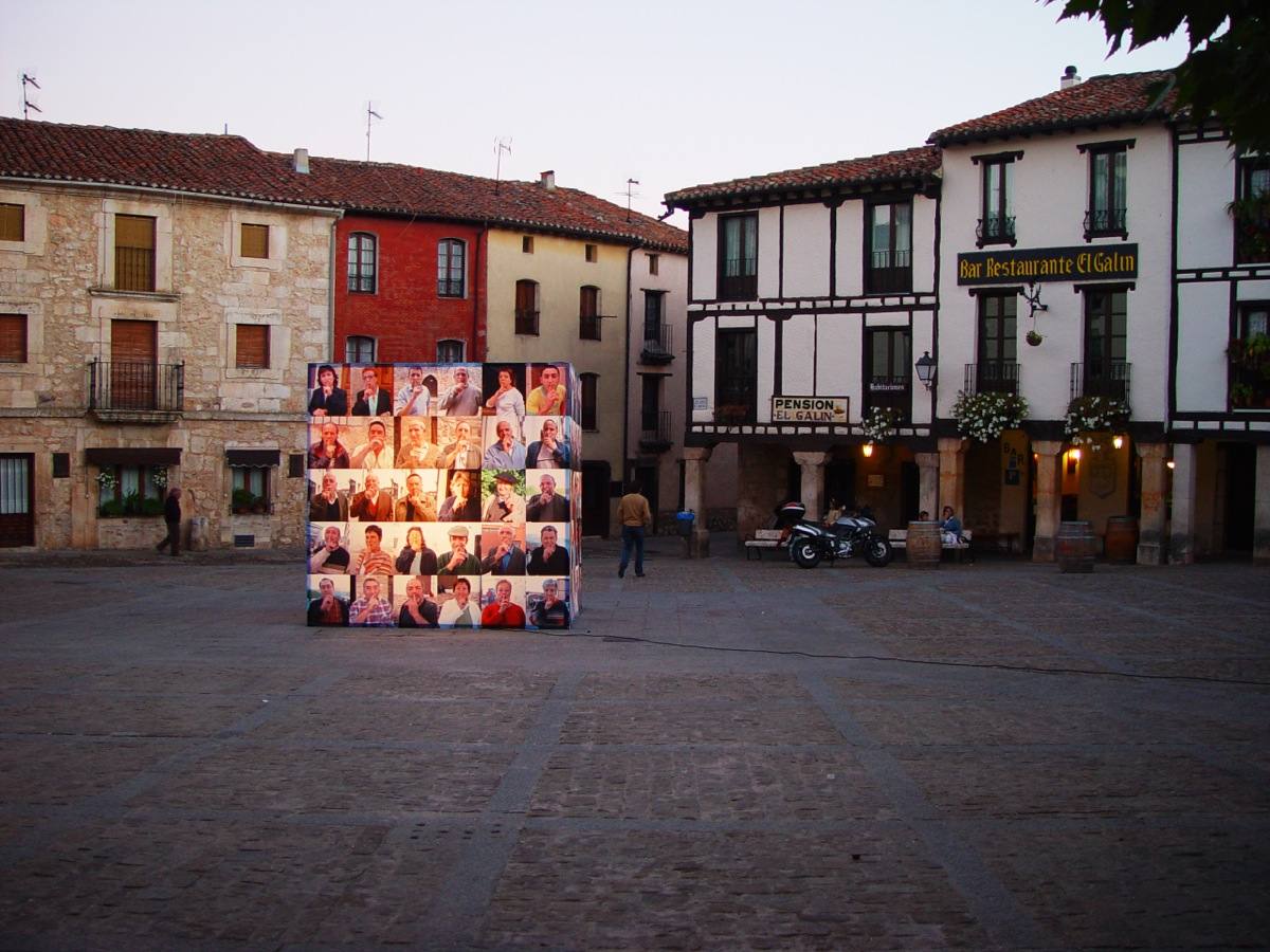 120 retratos en un gran cubo que guarda ‘El Secreto de Covarrubias’