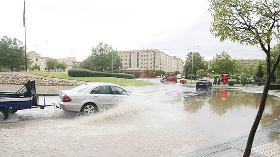 Una fuerte tormenta provoca inundaciones en varios puntos de la capital