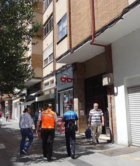 Hallan a una anciana que llevaba ocho días fallecida en su casa de la calle Cigüeña