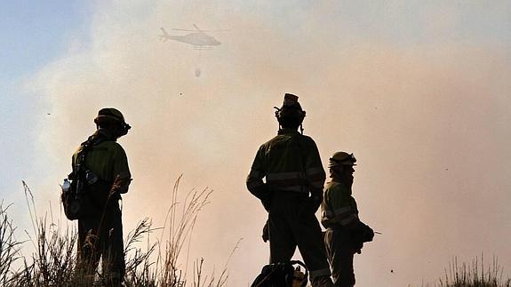 Un incendio se acerca a la localidad de Los Barrios de Nistoso