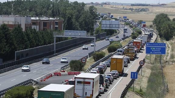 Fomento retoma la idea del tercer carril en la Autovía de Castilla, previsto desde 2009