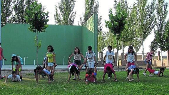 Jóvenes y niños disfrutan con una gincana y juegos en ...