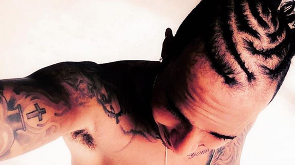 Lewis Hamilton apuesta por un extravagante peinado