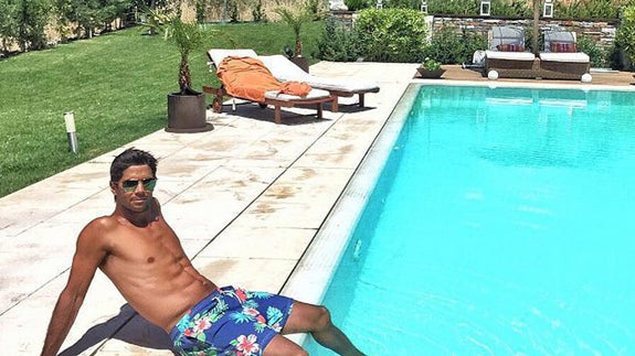 Ana Boyer y Fernando Verdasco disfrutan de la piscina antes de iniciar sus vacaciones