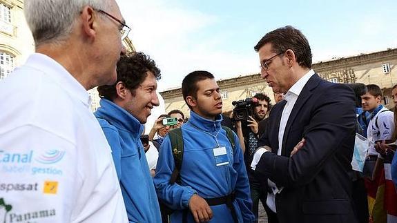 Núñez Feijóo recibe a los expedicionarios de la Ruta BBVA en Santiago de Compostela