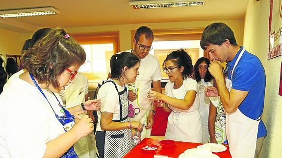 Una quincena de jóvenes descubren la cocina en el campamento de Aviva