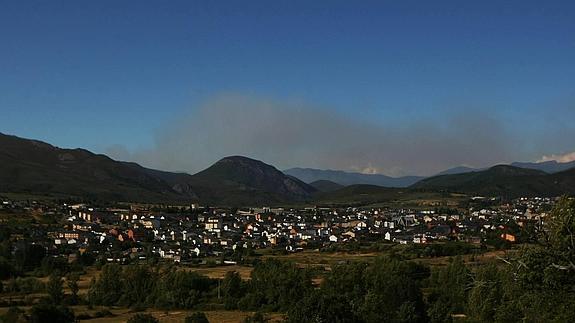 Numerosos medios trabajan en la extinción de dos incendios en Peranzanes y Palaciosmil