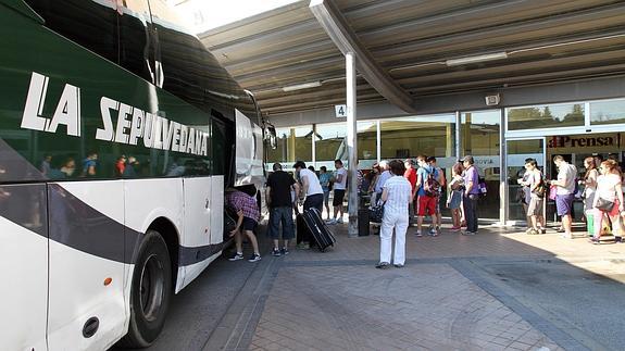 Madrid y la Junta no abaratarán por ahora el abono de transporte