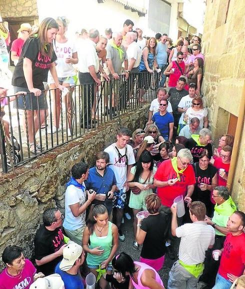 Las Casas del Conde abre sus celebraciones con reunión de peñas y recorrido de bodegas