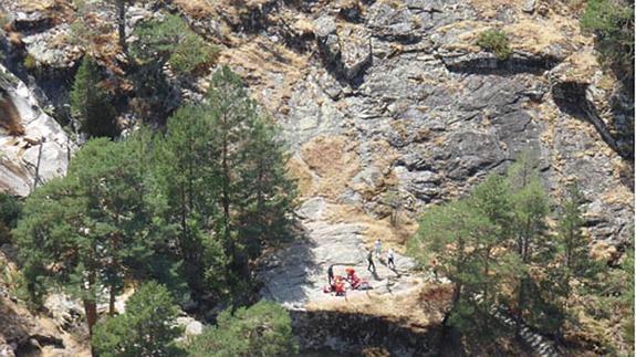 Rescatado un joven de 16 años en el parque de El Chorro, en Navafría, tras caerse de una altura de tres metros y golpearse la cabeza