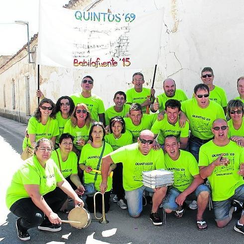 Los nacidos en el 66 y el 69 de Babilafuente comparten su fiesta