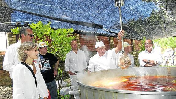 García Tejerina pide compromiso al sector lácteo para que las medidas sean eficaces