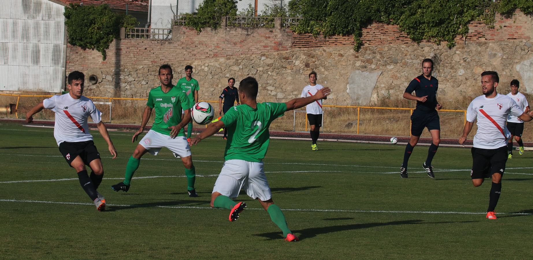 Triunfo del Guijuelo con polémica arbitral ante el Sevilla Atlético