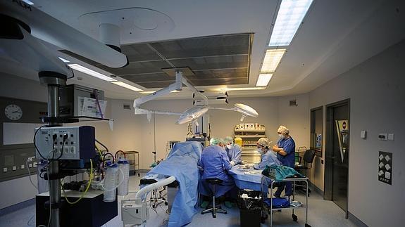 El Hospital busca traumatólogos para aliviar la lista de operaciones pendientes