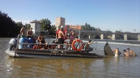 Recuperan del fondo del río una barca metálica hallada por bañistas de Las Moreras