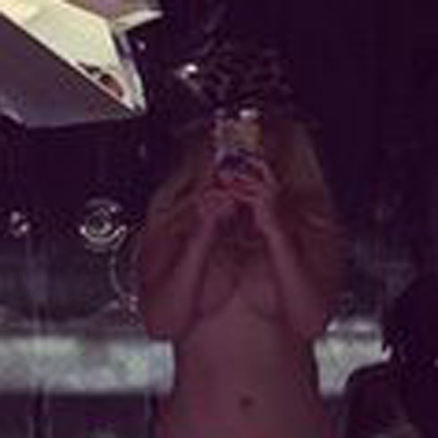 Christina Aguilera se suma a la moda y revoluciona las redes sociales con una foto en topless