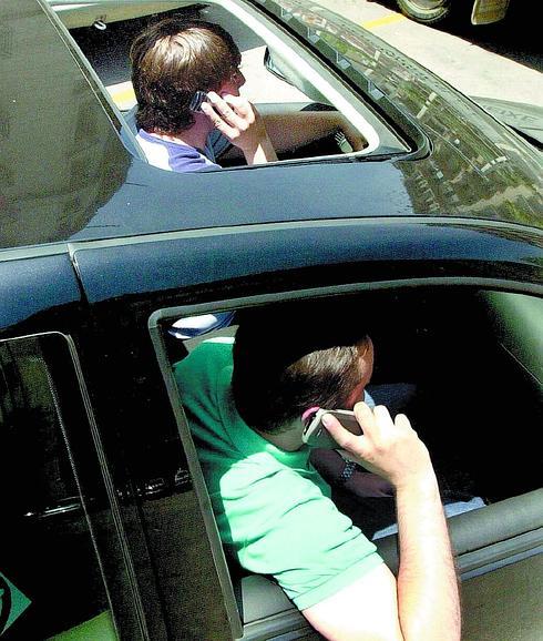 El empleo del móvil al volante genera cuatro denuncias al día