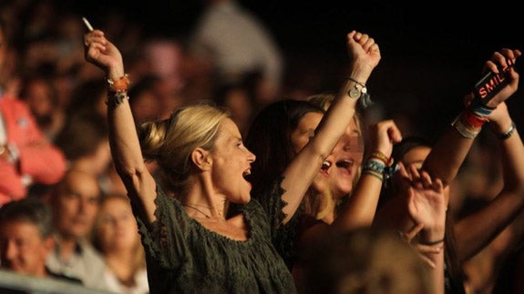 Enrique Iglesias hace bailar a Eugenia Martínez de Irujo y a su hija Cayetana