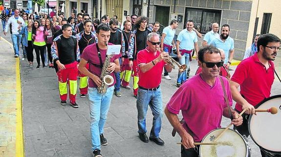 Las peñas de Linares recorren sus distintas sedes al ritmo de la charanga