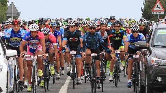 Pedro Delgado recuerda su primera victoria en la Vuelta junto a más de 2.000 corredores