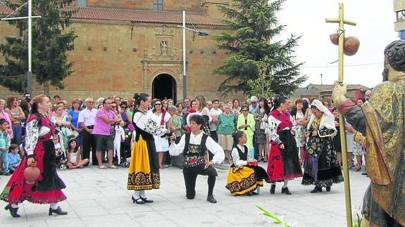 San Roque baila en Babilafuente en una procesión en la que estrena andas