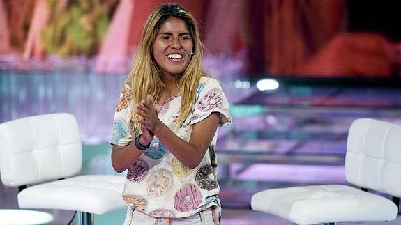 A los 6 años, Chabelita se enteró por un periódico peruano que era adoptada