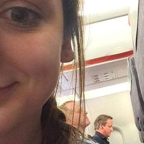 Una adolescente fotografía al primer ministro de Reino Unido en un vuelo 'low-cost' de Easyjet