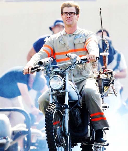 Chris Hemsworth, en moto, luce el traje de 'cazafantasma' durante el rodaje de la película en Boston