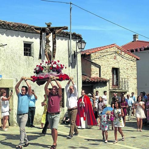 Nava de Francia se vuelca con el Cristo en sus fiestas patronales