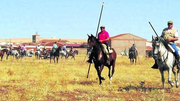 Macotera dice adiós a San Roque con un encierro a caballo sin incidentes