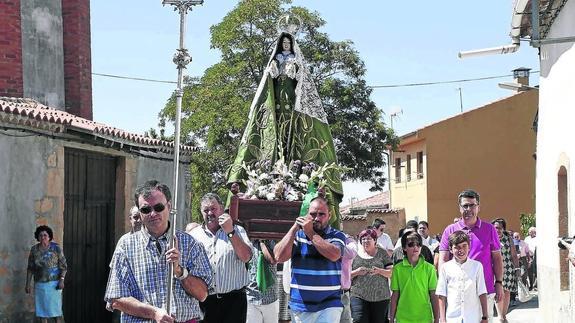 Gomecello inicia sus fiestas al son que marcan la música y las peñas