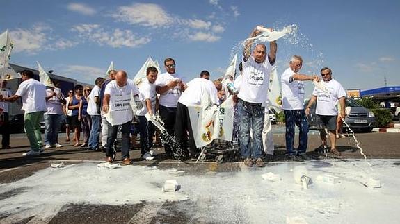 Los ganaderos derraman leche francesa en protesta por los precios «abusivos»