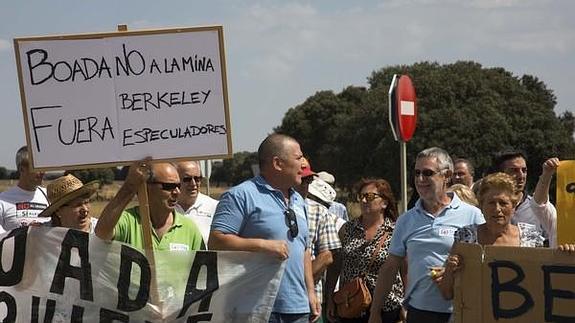 Más de cien personas cortan la N-620 para protestar contra la mina de uranio de Retortillo