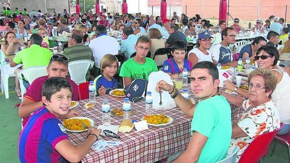 Una deliciosa paella congregó a un millar de armuñeses en Gomecello