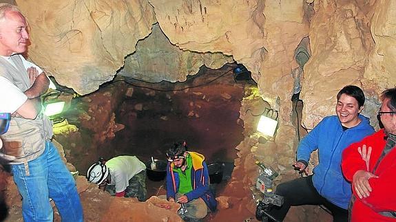 Hallan una pieza lítica en Cueva Guantes con información de hace 30.000 años