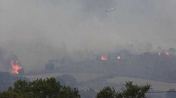 El fuego se aleja de las casas en el incendio de nivel 1 de Bermellar