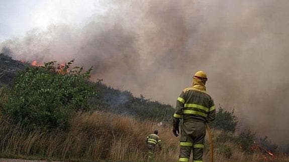 La Junta rebaja a 'nivel 1' el fuego forestal de Villagatón tras la intervención de la UME a lo largo de la noche