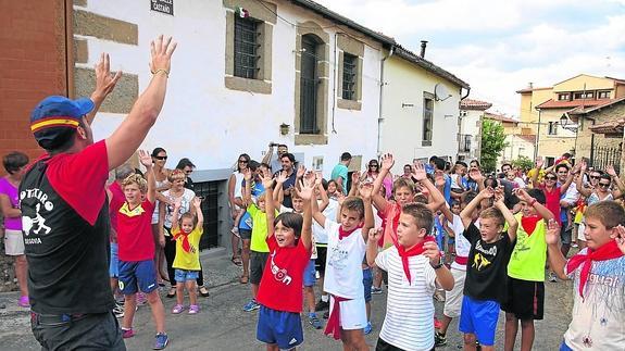 Los cabezudos, los gigantes y los carretones animan la tarde de fiesta en Ledrada