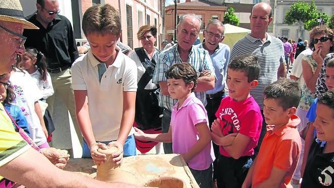 La segunda Feria Castellana de Cantalapiedra despierta la nostalgia por los antiguos oficios