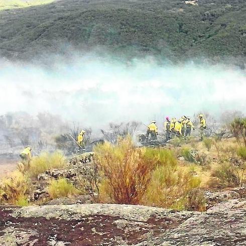 Controlan un fuego en Montemayor del Río mientras el de Bermellar sigue activo