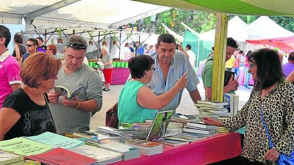 Guardo está con los libros