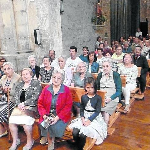 Los vecinos de Retortillo conocen la vida de Santa Teresa a través del teatro