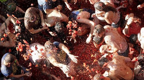 Destrozan el coche de Google en la Tomatina