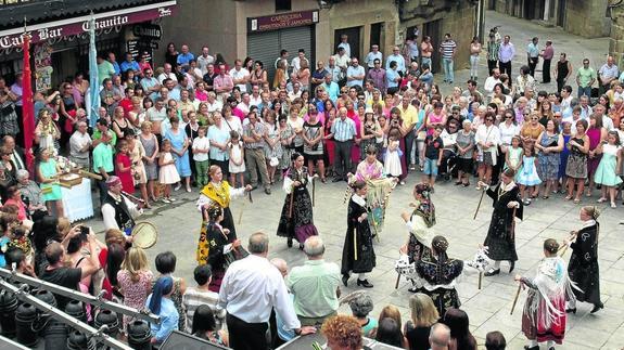 Las ramajeras ofrecen sus bailes y poemas a San Ramón en Sotoserrano