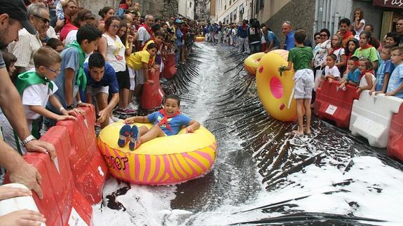 Resbalones entre espuma y agua