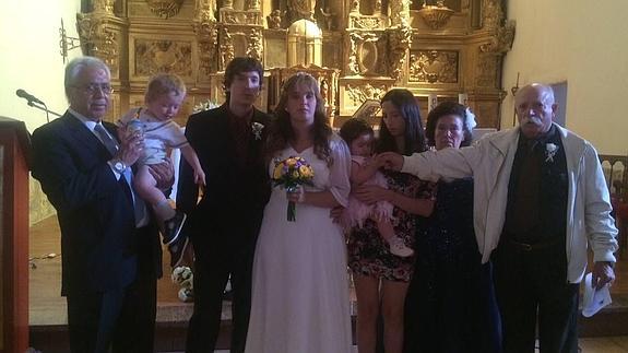 Una familia celebra bodas de oro, matrimonio y bautizo el mismo día
