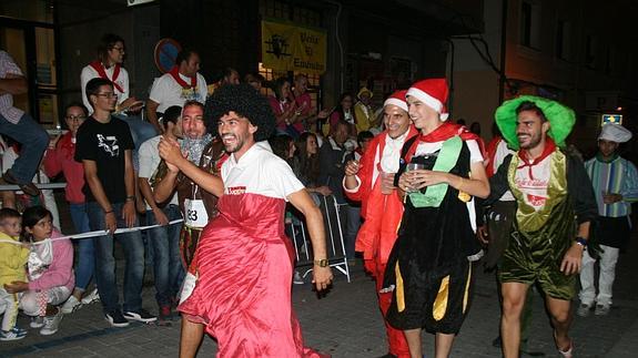 Las peñas tiñen las noches de color