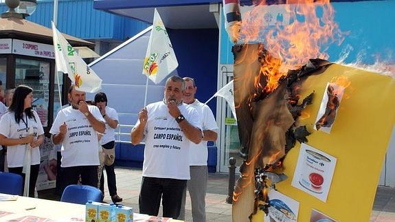 Ucale-Coag traslada a León el boicoteo a productos franceses a las puertas de Carrefour