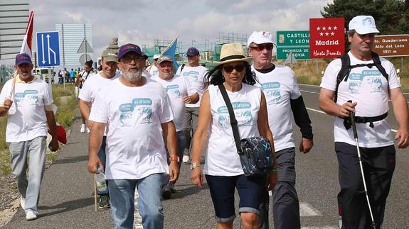 La ‘Marcha blanca’ atraviesa Guadarrama en su ruta hasta Madrid en defensa del sector lácteo