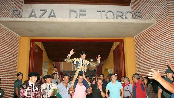 Barrio, otra vez a hombros